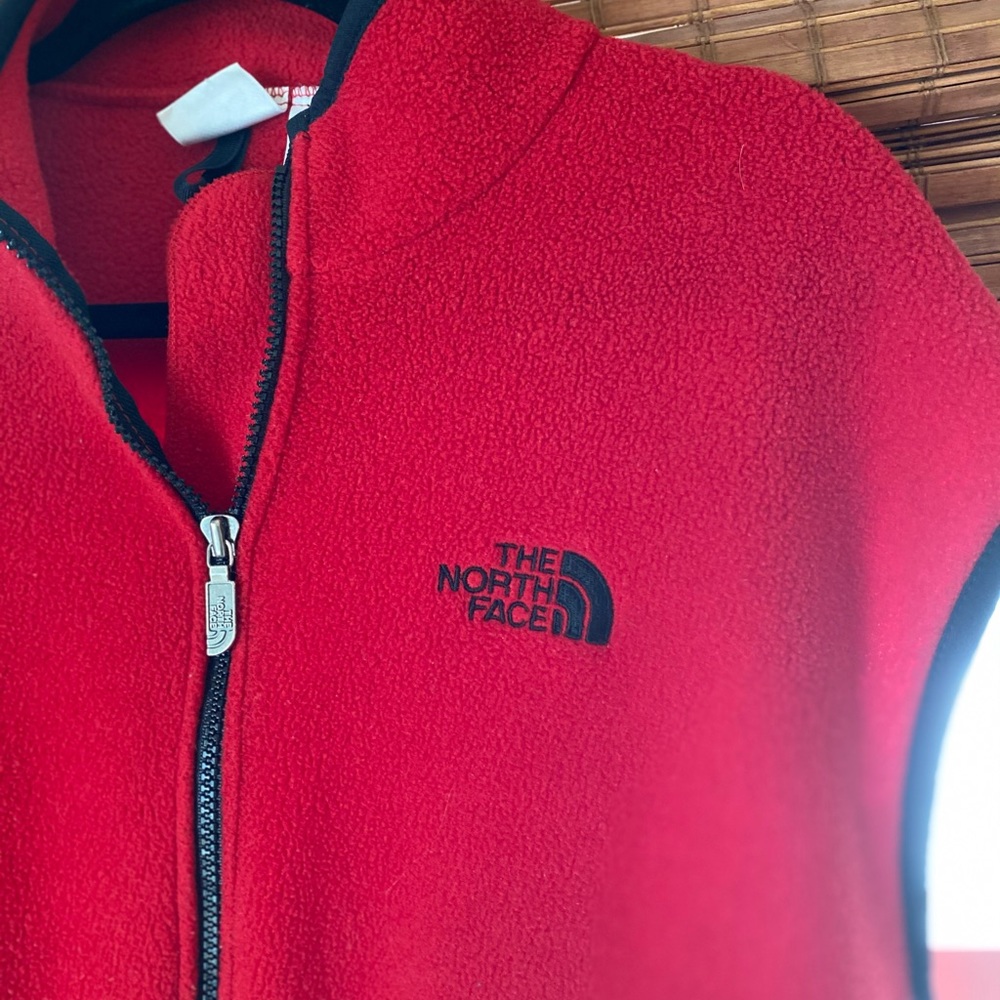 Men’s The North Face fleece vest